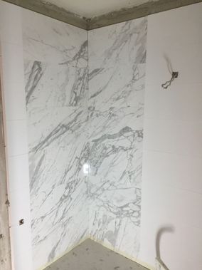 Remontoitava kylpyhuonetila laatoitettuna