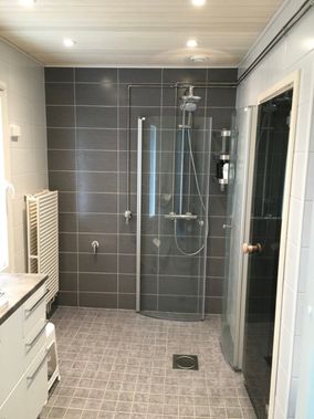 Uudistettu kylpyhuone suihkuseinällä