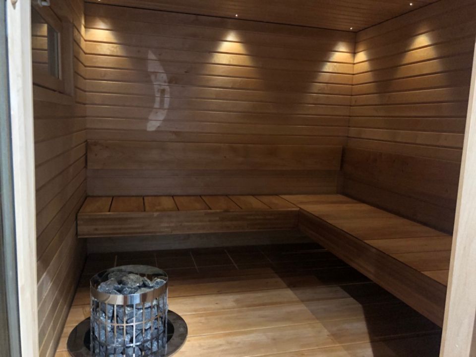 Remontoitu paneloitu sauna kiukaineen