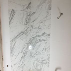 Remontoitava kylpyhuonetila laatoitettuna